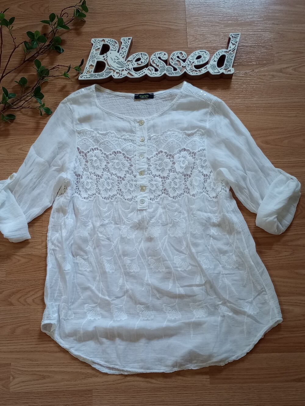 Cherishh white top blouse Size tag missing but fits size Large